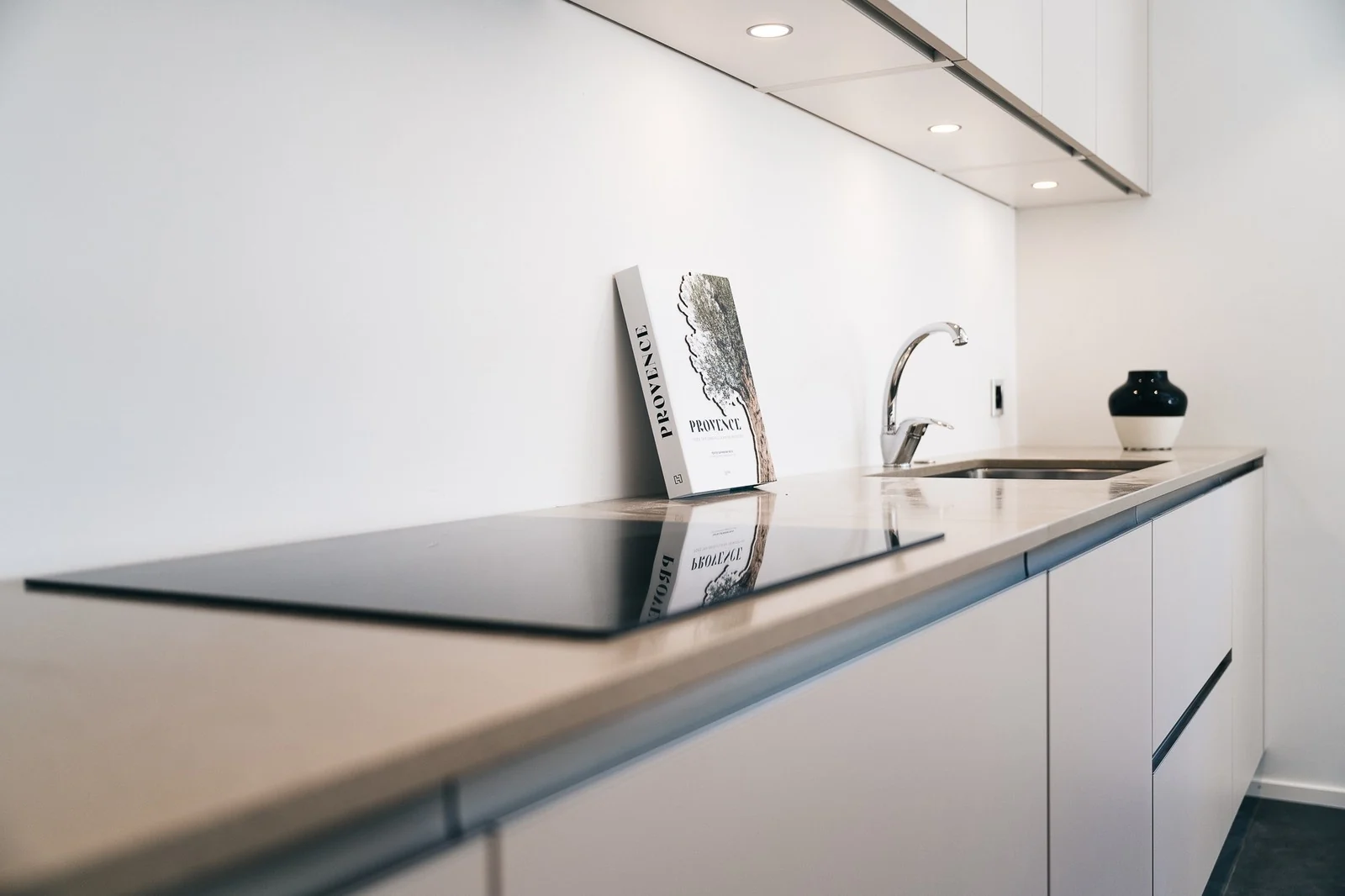 Plan de travail et mobilier de cuisine aux lignes épurées