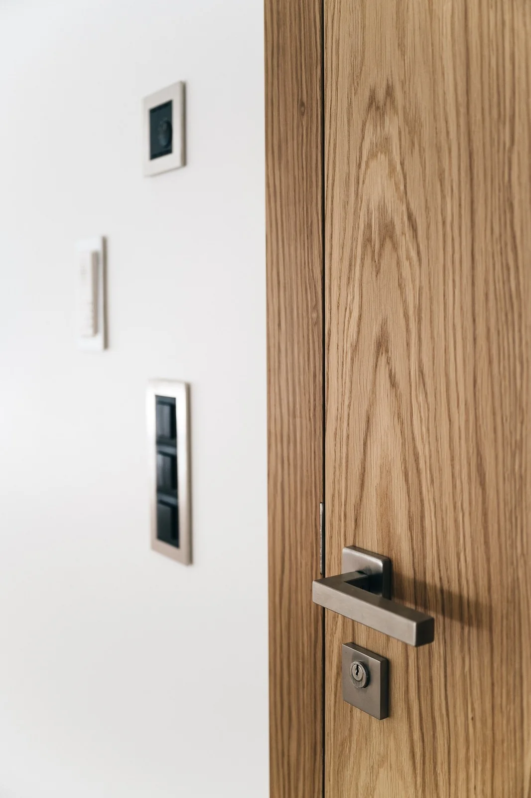 Porte en bois, veinage et poignée métallique